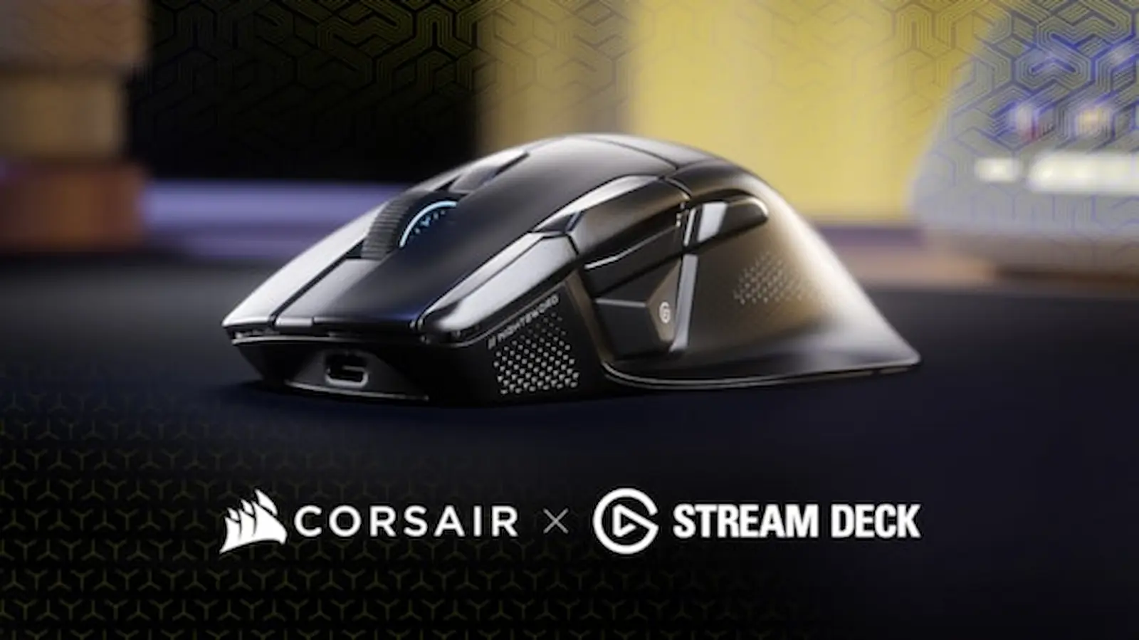 Mouse Corsair Nightsword v2 Wireless SD en tres cuartos sobre una superficie oscura, con los logos de Corsair y Stream Deck