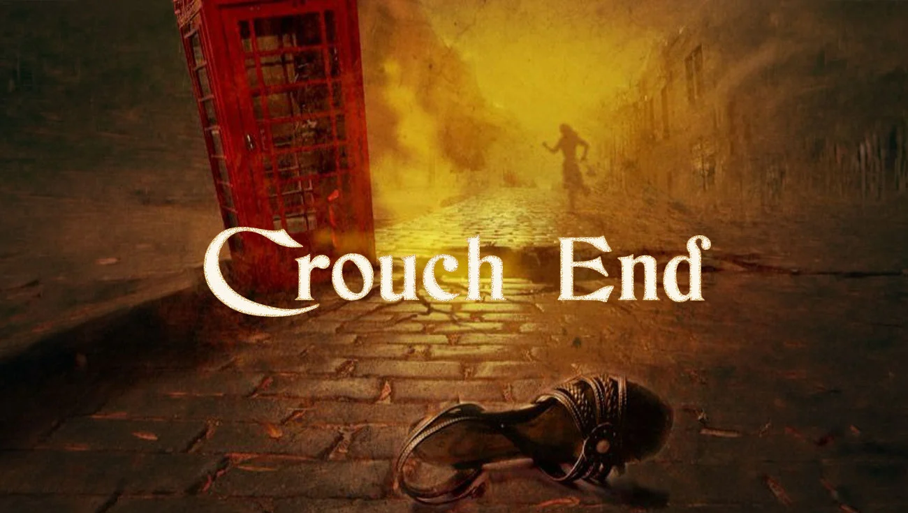 Placa con el título Crouch End sobre una calle londinense en llamas, con una cabina telefónica roja y una sandalia abandonada