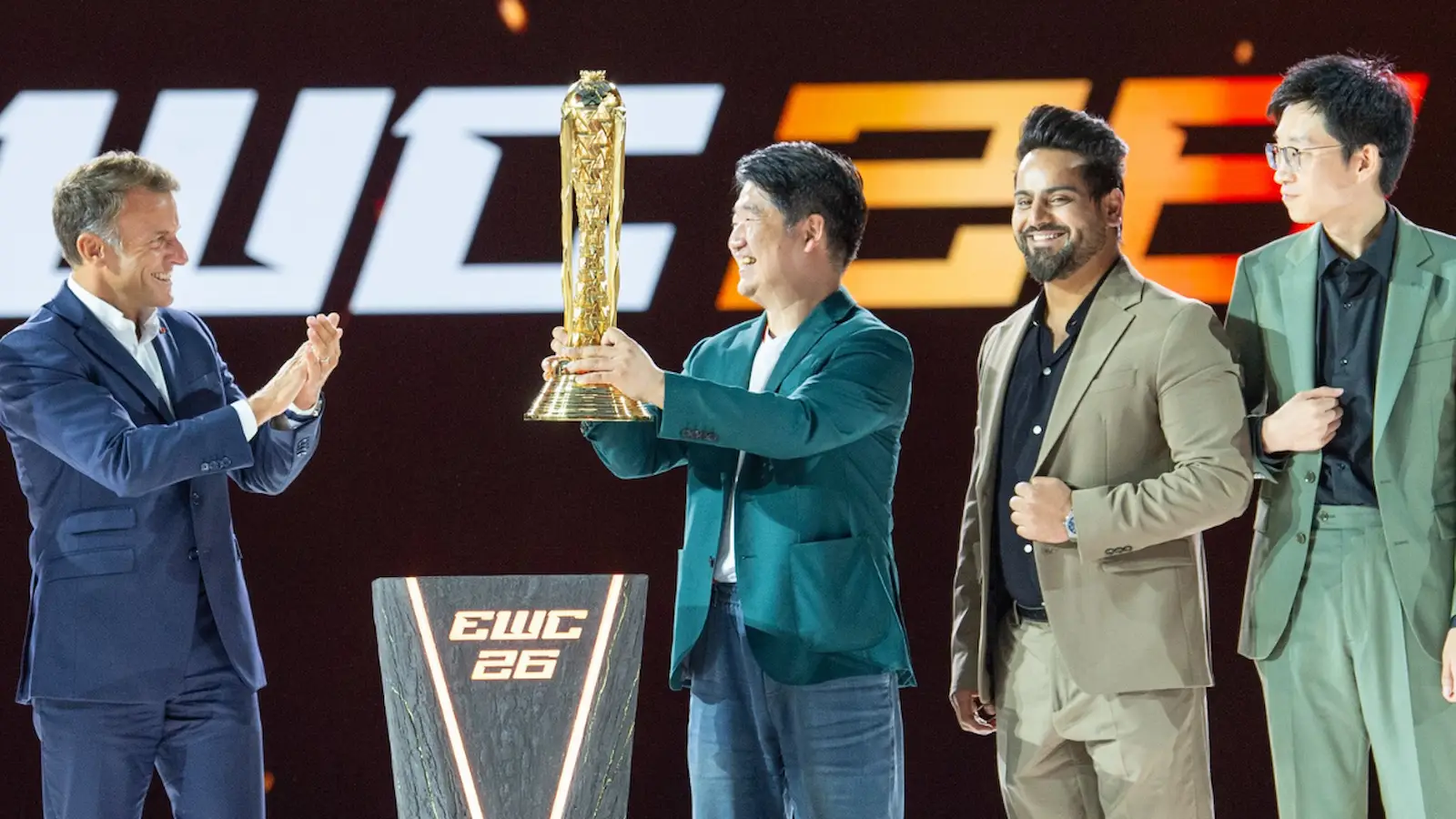 Ceremonia de premiación del Club Championship de la Esports World Cup 2026, con el trofeo EWC 26 en el escenario