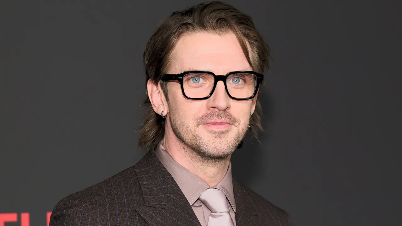 Dan Stevens en una alfombra roja, el actor que interpreta a Alex Murphy en la serie de RoboCop