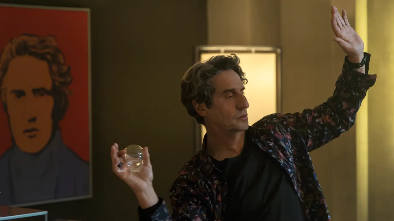Diego Peretti como el escritor con bloqueo creativo en Lo dejamos aca, pelicula de Netflix