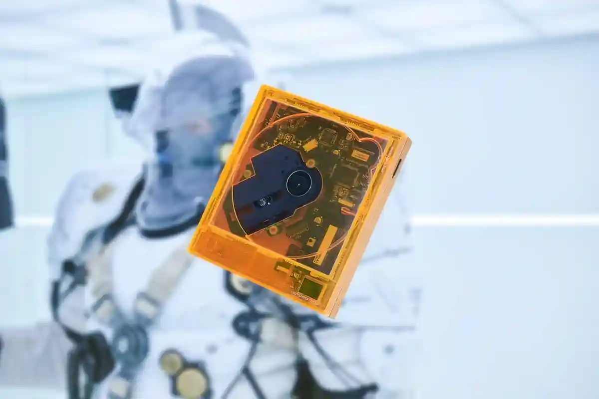 Figura de BB de Death Stranding sosteniendo la caja del Discman CP1