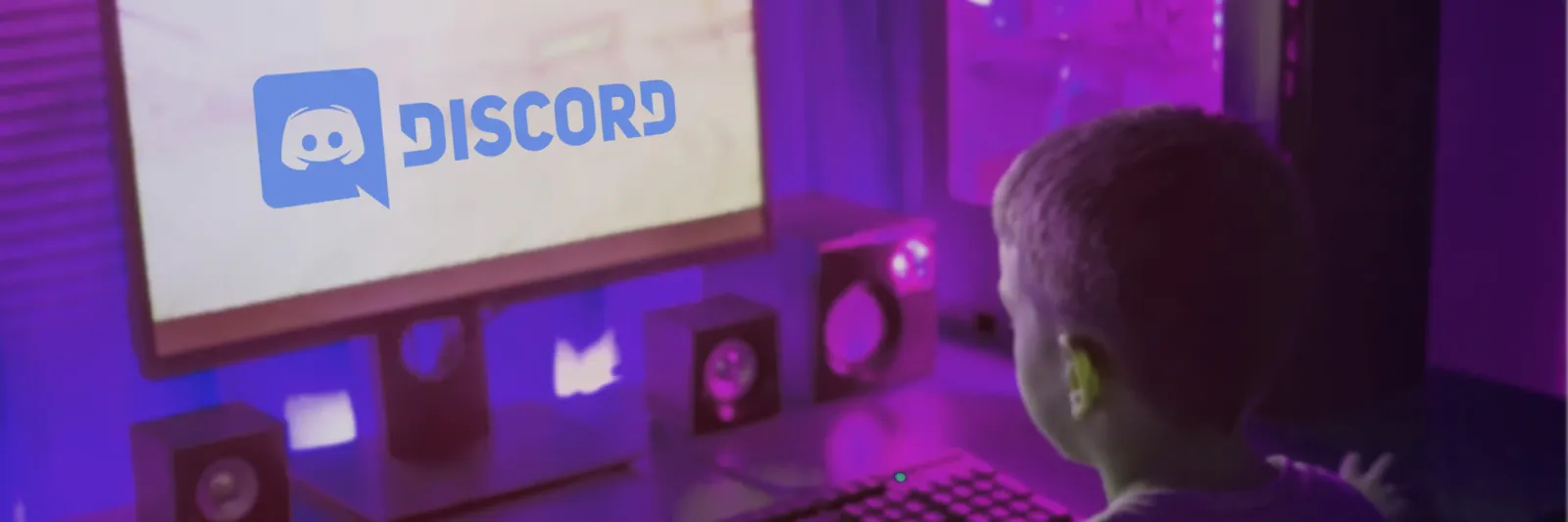 Un chico frente a una pantalla con el logo de Discord, en el centro del debate por la protección de menores