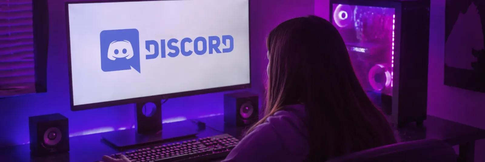 Una adolescente frente a una pantalla con el logo de Discord, la plataforma que Brasil obligó a suspender los vivos