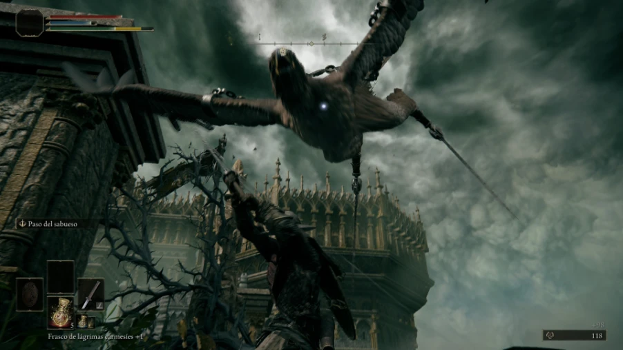 El Tiznado ataca en el aire a un enemigo alado sobre las torres de ELDEN RING Tarnished Edition