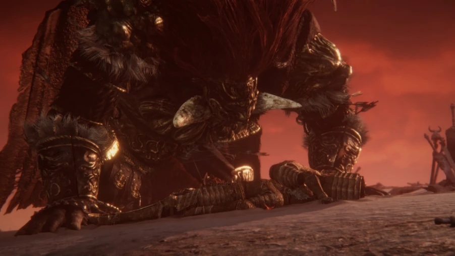 Jefe colosal recortado contra un cielo rojo en ELDEN RING Tarnished Edition