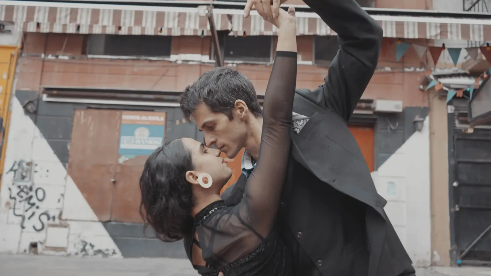 Pareja bailando tango en plena calle porteña, imagen de la colección El abrazo: el alma del tango de Google Arts & Culture