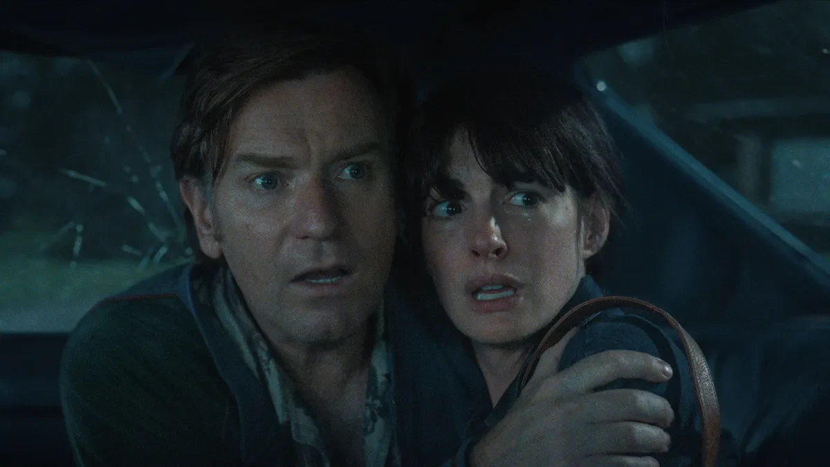 Anne Hathaway y Ewan McGregor en El final de la calle Oak