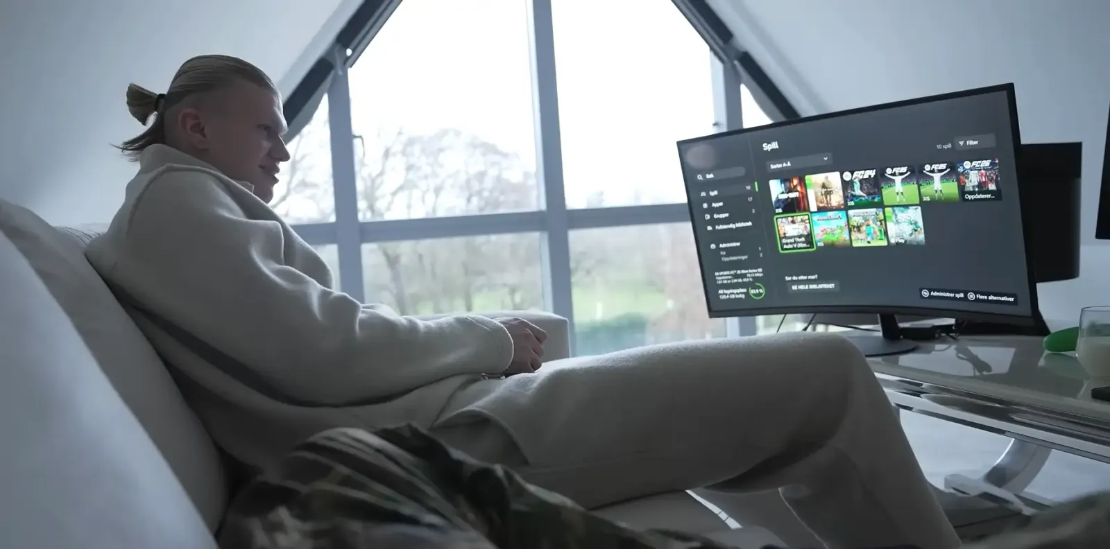 Erling Haaland frente a un televisor con el menú de Xbox, en el video de su canal de YouTube