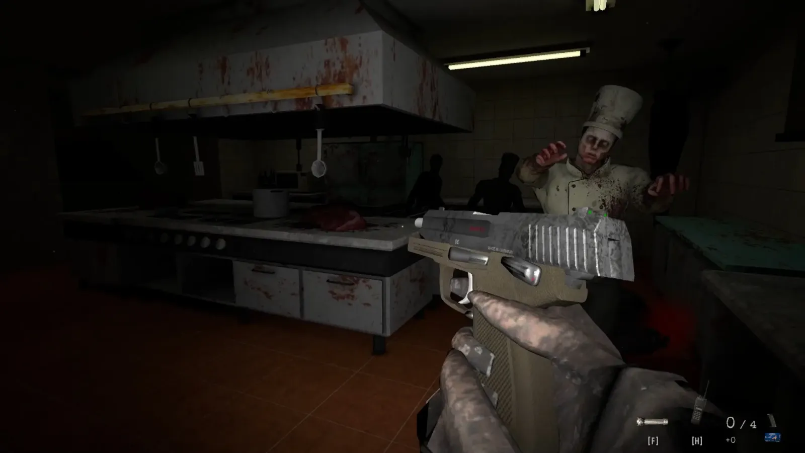 Combate en primera persona contra un enemigo en la cocina de la estancia en Estancia Protocol Zero
