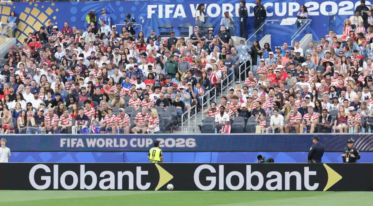 Tribuna del Mundial FIFA 2026 con la marca Globant en los carteles publicitarios del estadio