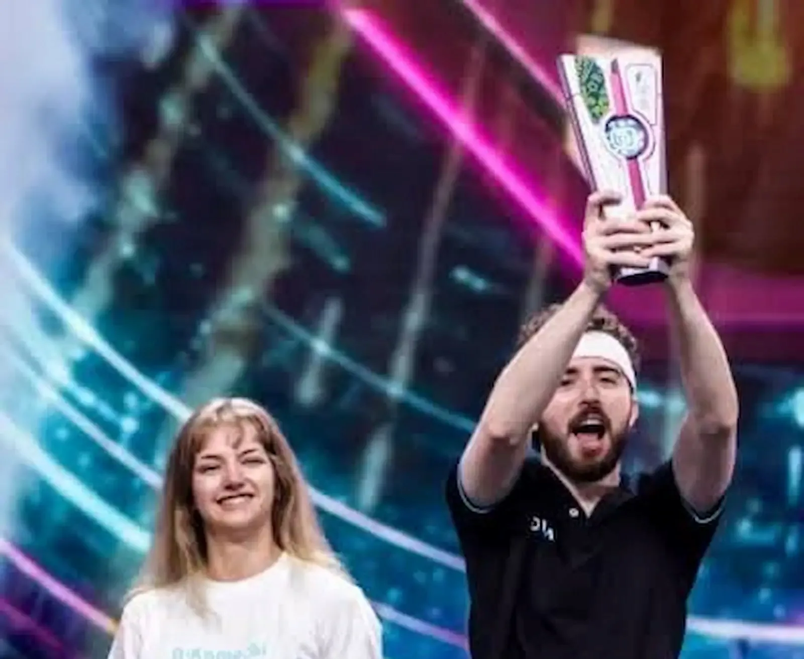 Franco Vitali levanta el trofeo de campeón de Just Dance en los Games of the Future Astana 2026