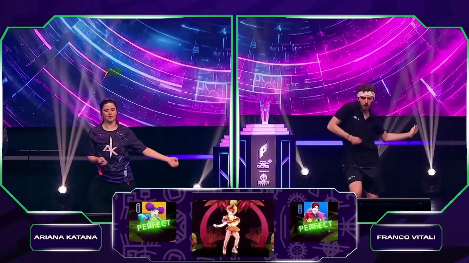 Franco Vitali baila en pantalla partida durante una serie de Just Dance en el Barys Arena de Astana, Kazajistán
