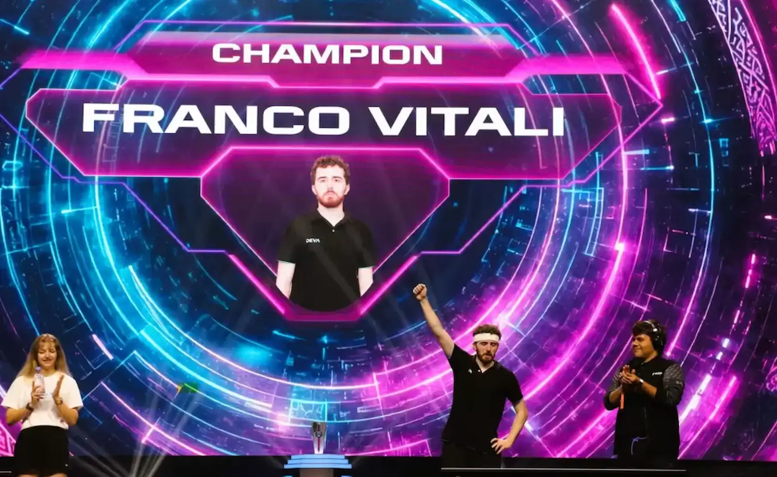 Placa oficial en pantalla que corona a Franco Vitali como campeón de Phygital Dancing en Astana 2026