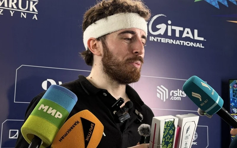 Franco Vitali habla ante los micrófonos en la conferencia de prensa tras ganar el título de Just Dance en Astana, Kazajistán