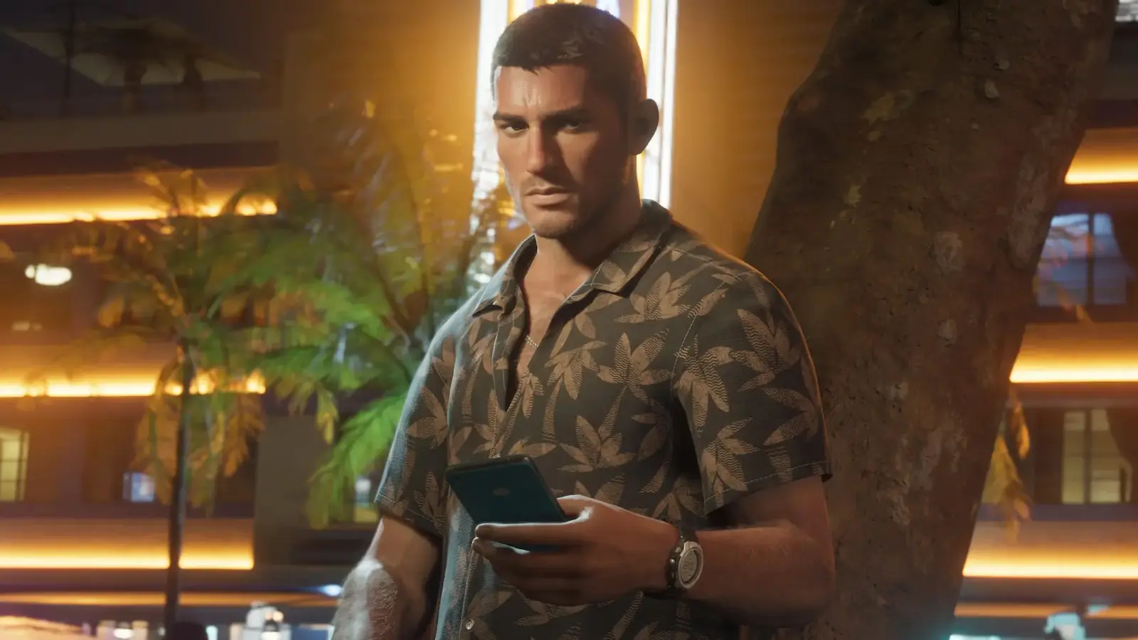 Un protagonista de GTA 6 revisa el celular en una calle nocturna de Vice City