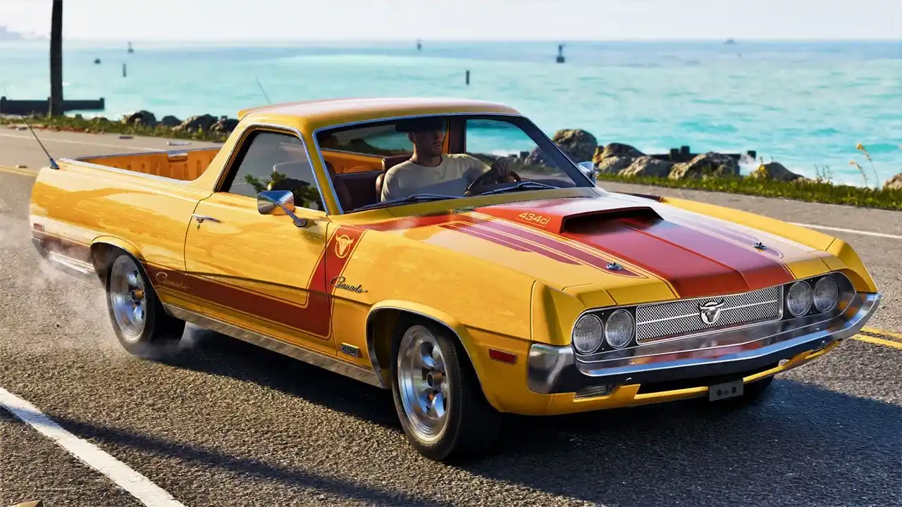 Muscle car amarillo con franjas rojas y caja de carga trasera, circulando por una ruta costera en GTA 6