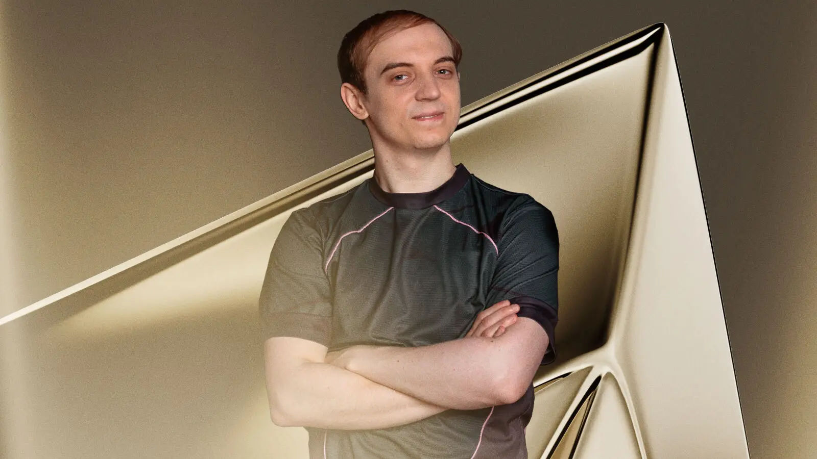 Caps, mediocampista de G2 Esports, con los brazos cruzados frente a la estrella dorada del Hall of Legends de League of Legends