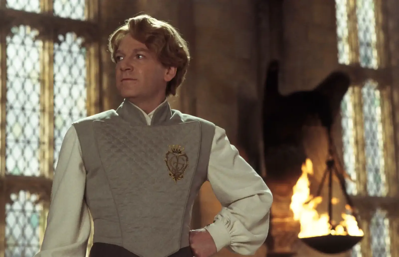 Kenneth Branagh como Gilderoy Lockhart en el club de duelo, en Harry Potter y la cámara secreta