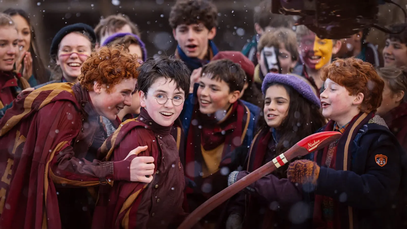 Harry Potter festeja con sus compañeros de Gryffindor en la serie de HBO, una de las franquicias de Warner Bros que pasan a manos de Skydance