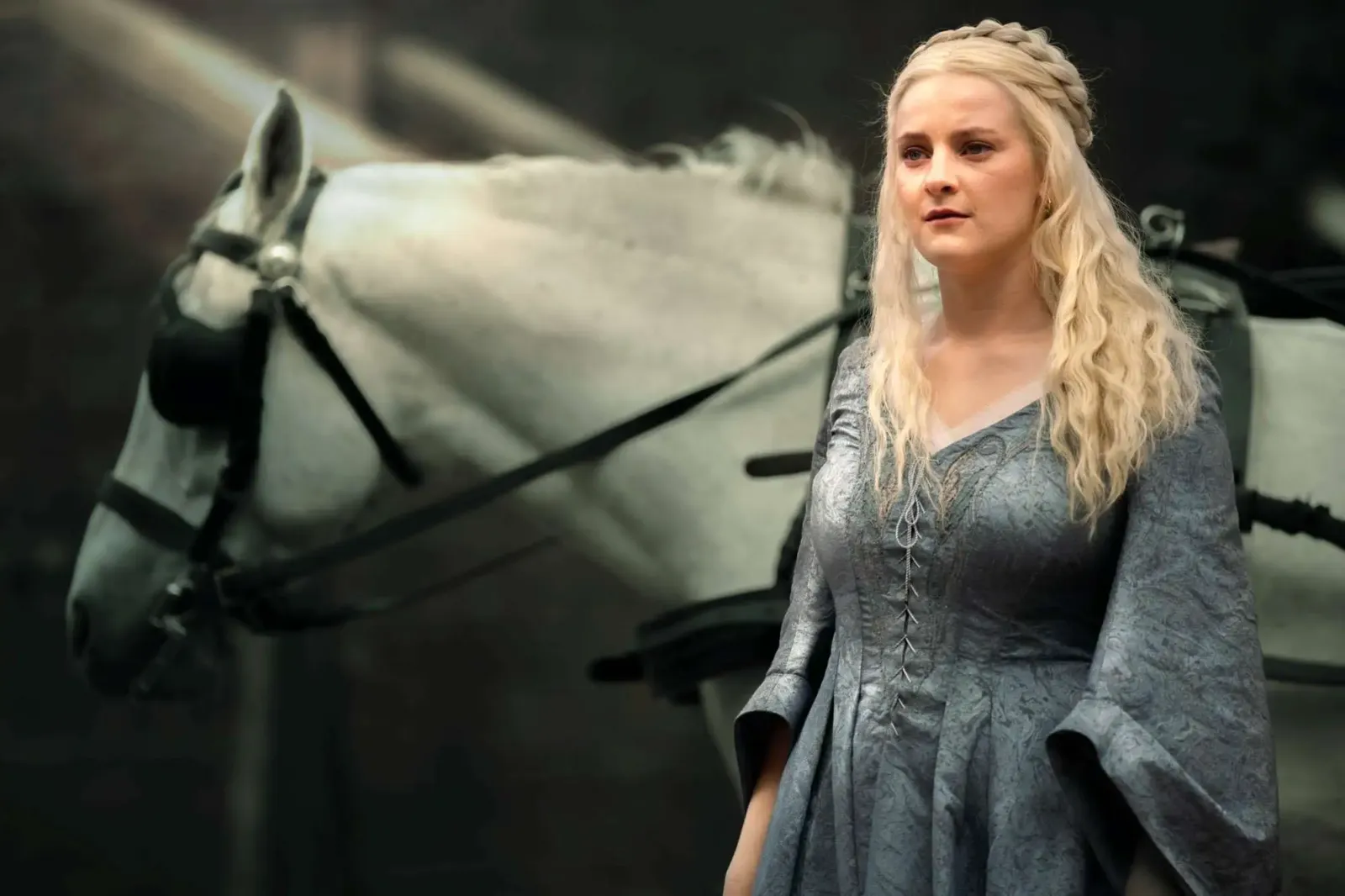 Helaena Targaryen junto a un caballo en la temporada 3 de House of the Dragon
