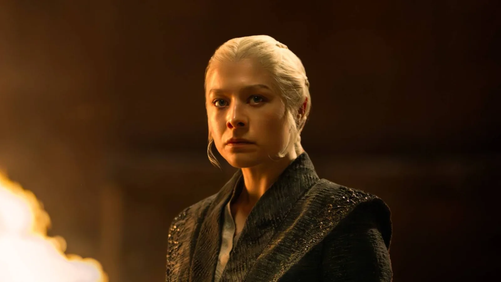 Primer plano de Rhaenyra Targaryen junto a una llama en la temporada 3 de House of the Dragon
