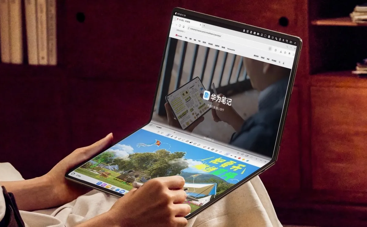 Pantalla OLED de doble capa de la Huawei MateBook Fold 2026 sostenida con una mano en modo semiplegado