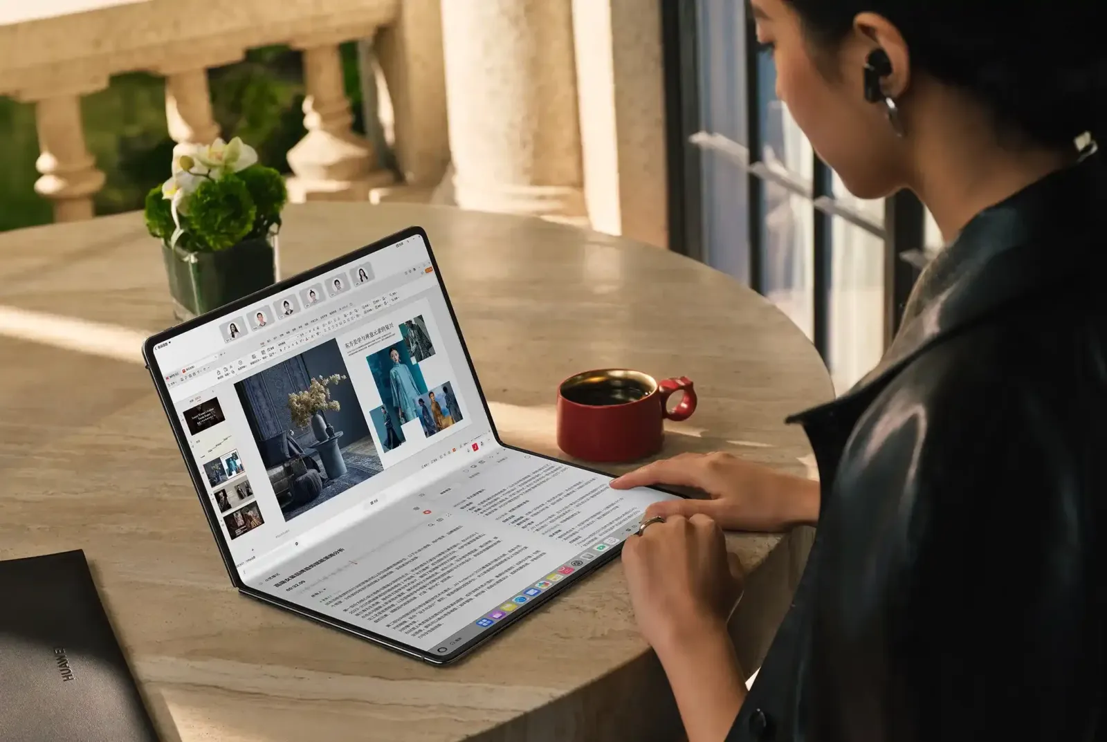 Huawei MateBook Fold 2026 desplegada en sus 18 pulgadas sobre un escritorio, junto a un teclado inalámbrico