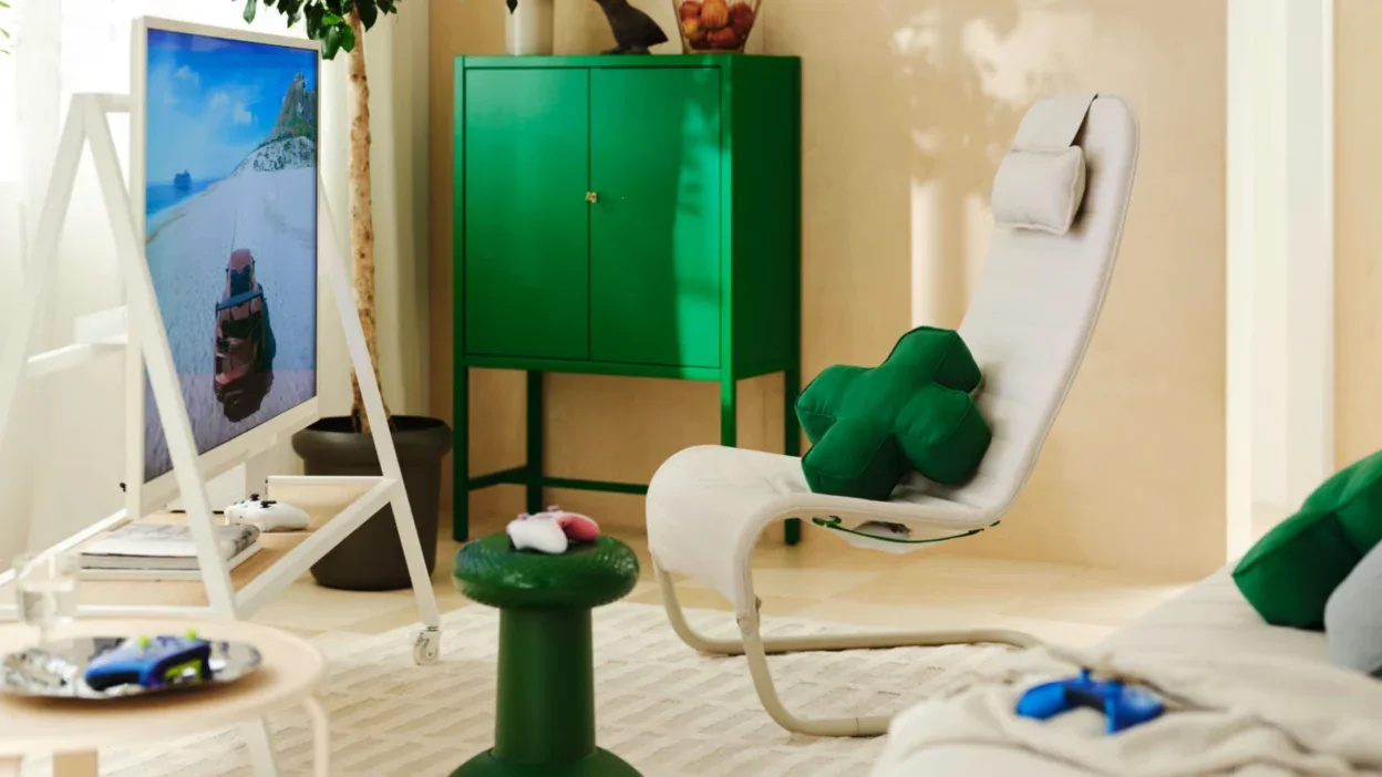 Sillón, taburete con forma de stick y vitrina verde de la colección YXSTABY de IKEA y Xbox