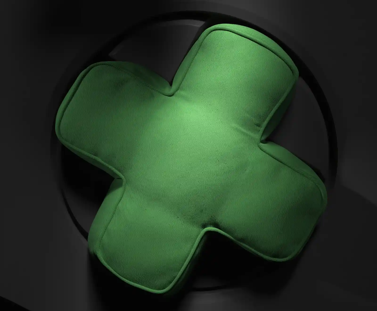 Almohadón verde con forma de cruceta del control de Xbox, de la colección YXSTABY de IKEA