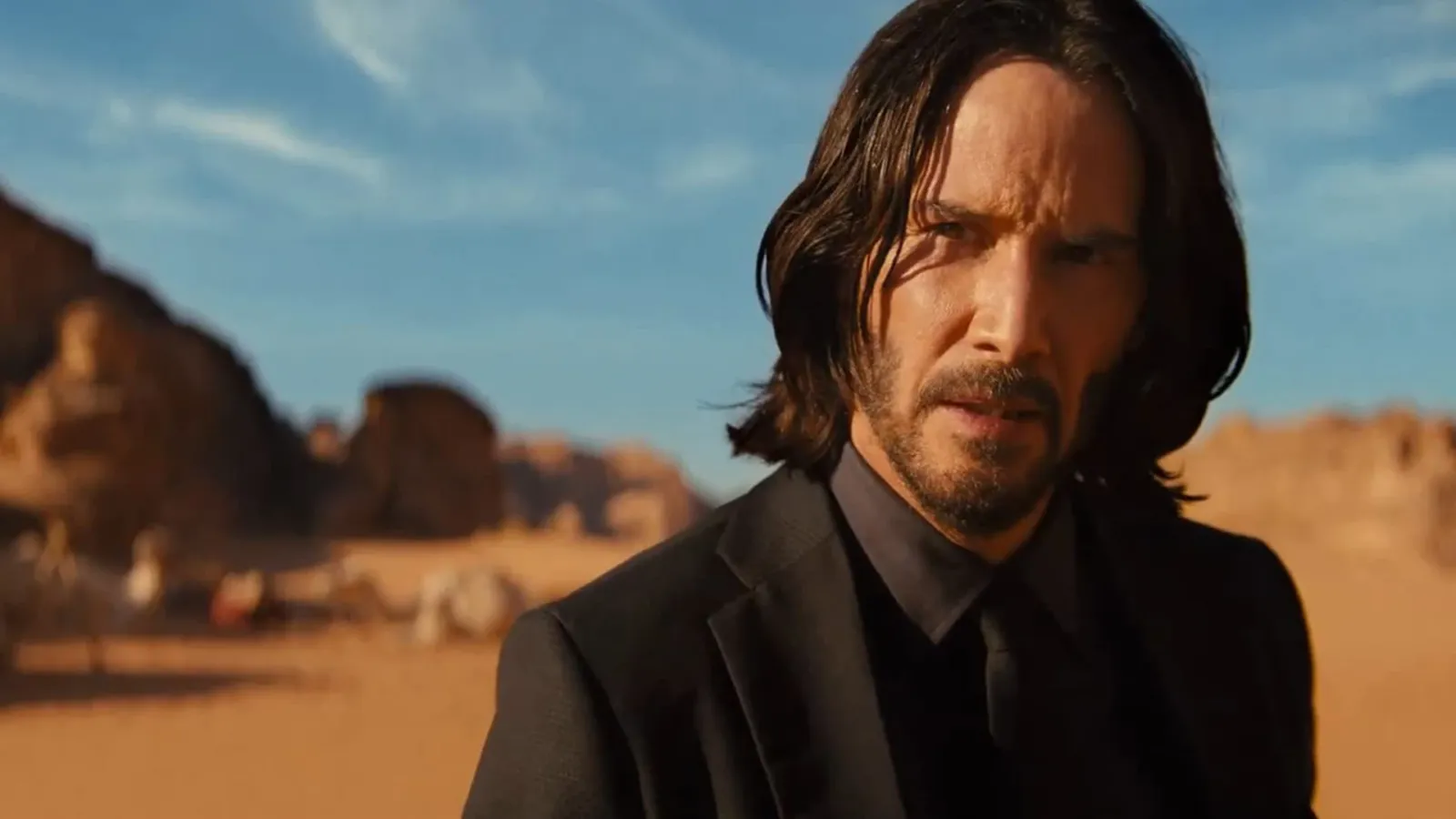 Keanu Reeves como John Wick en el desierto, en una escena de la saga de Lionsgate