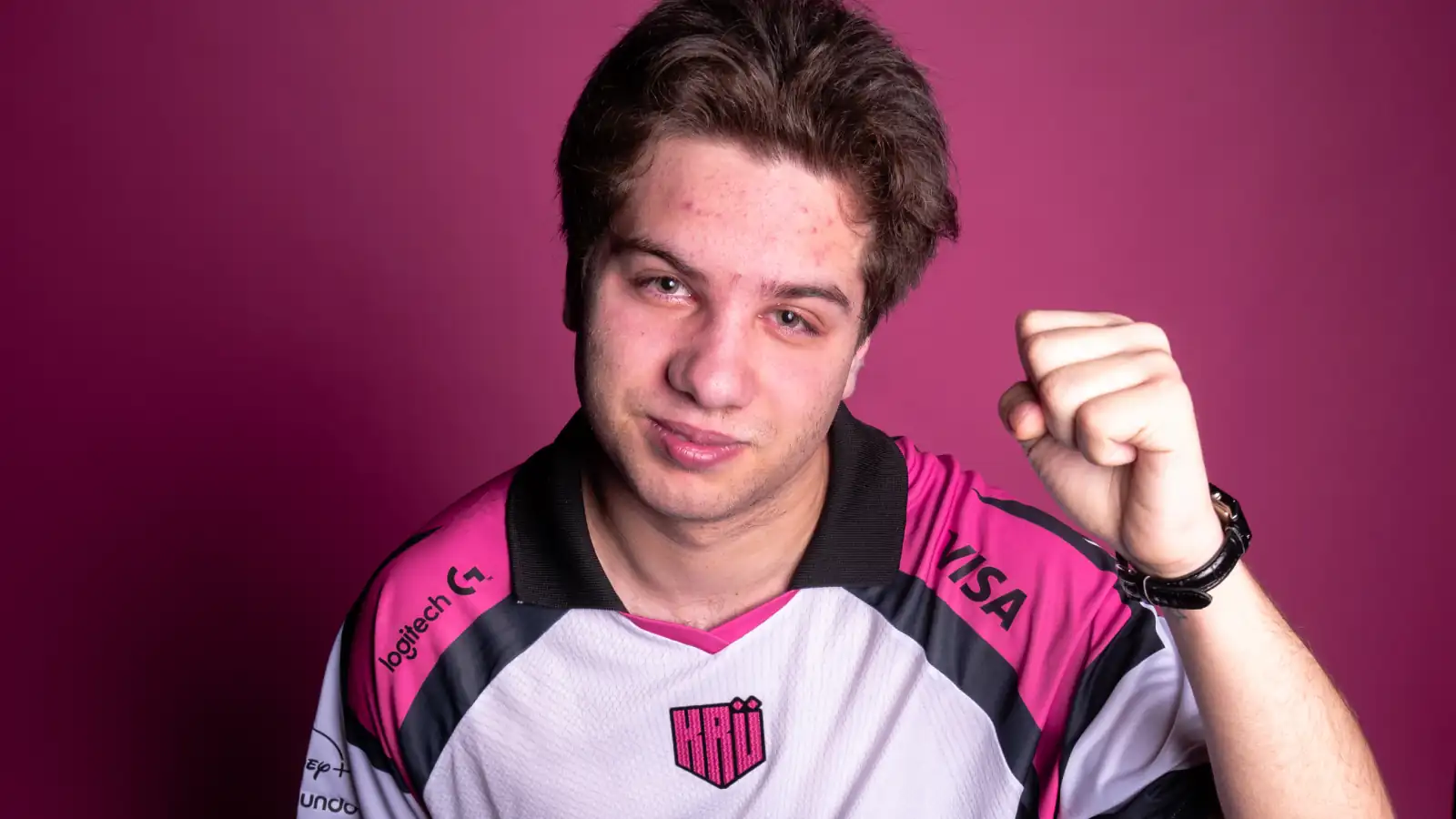 Juanfi Salerno celebra con el puño en alto con la camiseta rosa de KRÜ Esports