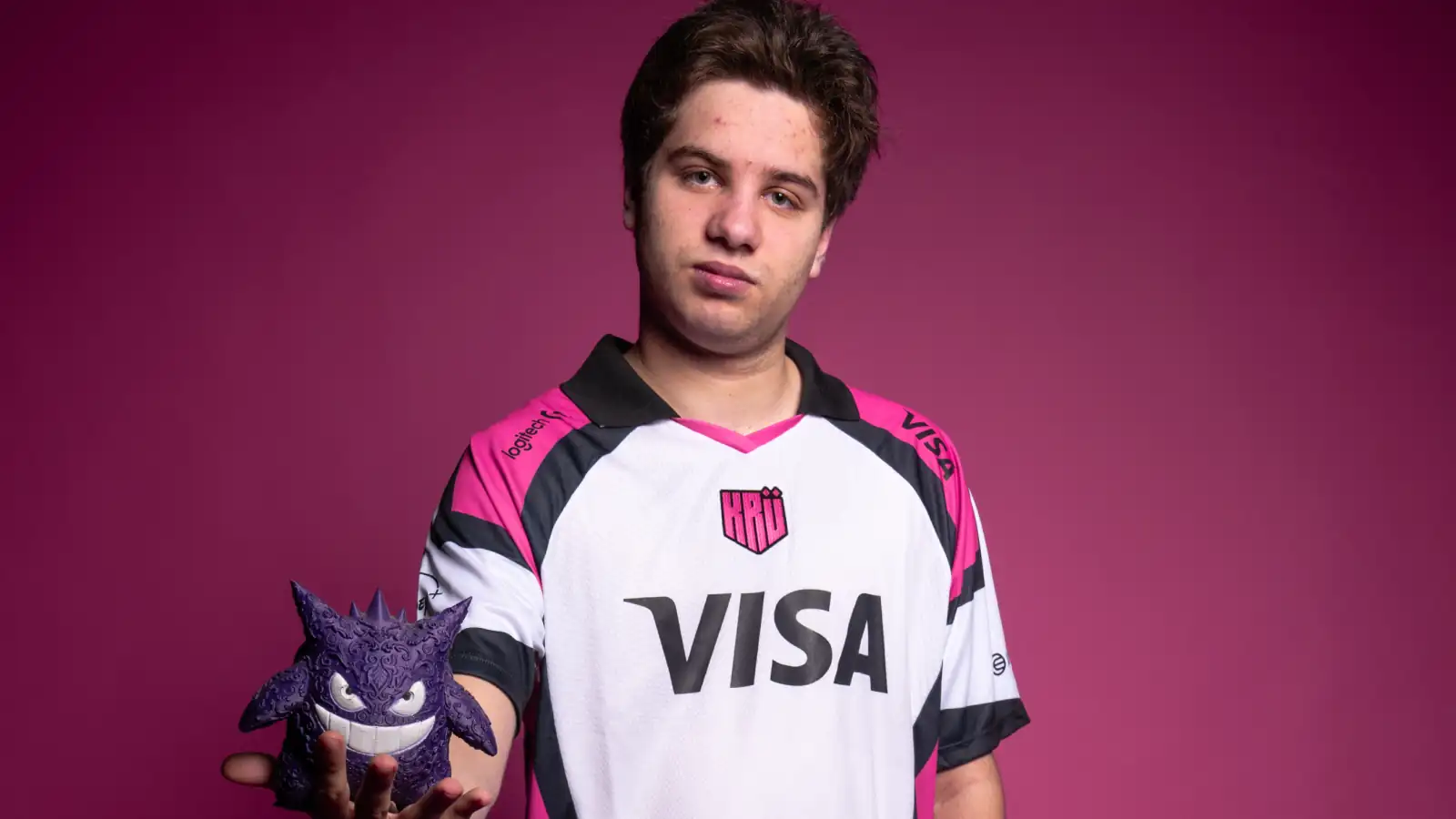 Juanfi Salerno posa con la camiseta de KRÜ Esports y un peluche de Gengar tras firmar con el equipo