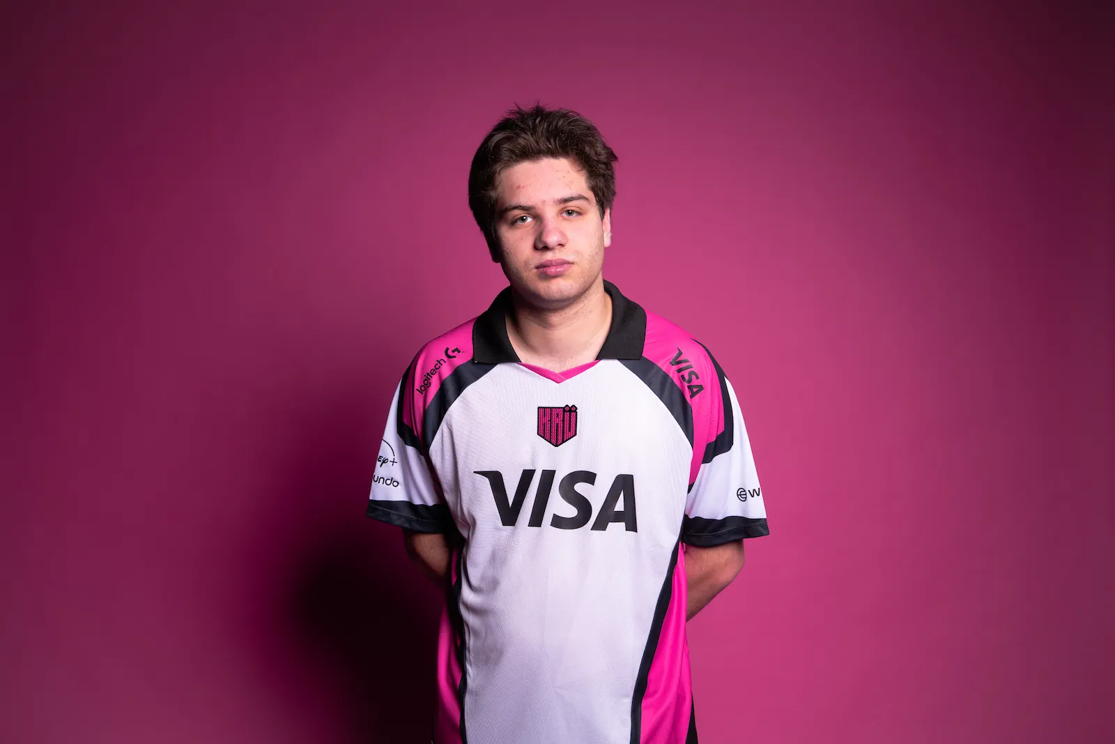 Juanfi Salerno con la camiseta de KRÜ Esports, el equipo del Kun Agüero y Lionel Messi