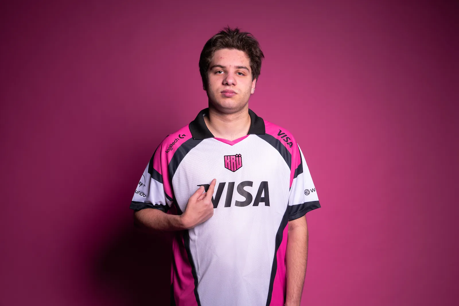Juanfi Salerno señala el escudo de KRÜ Esports en su camiseta