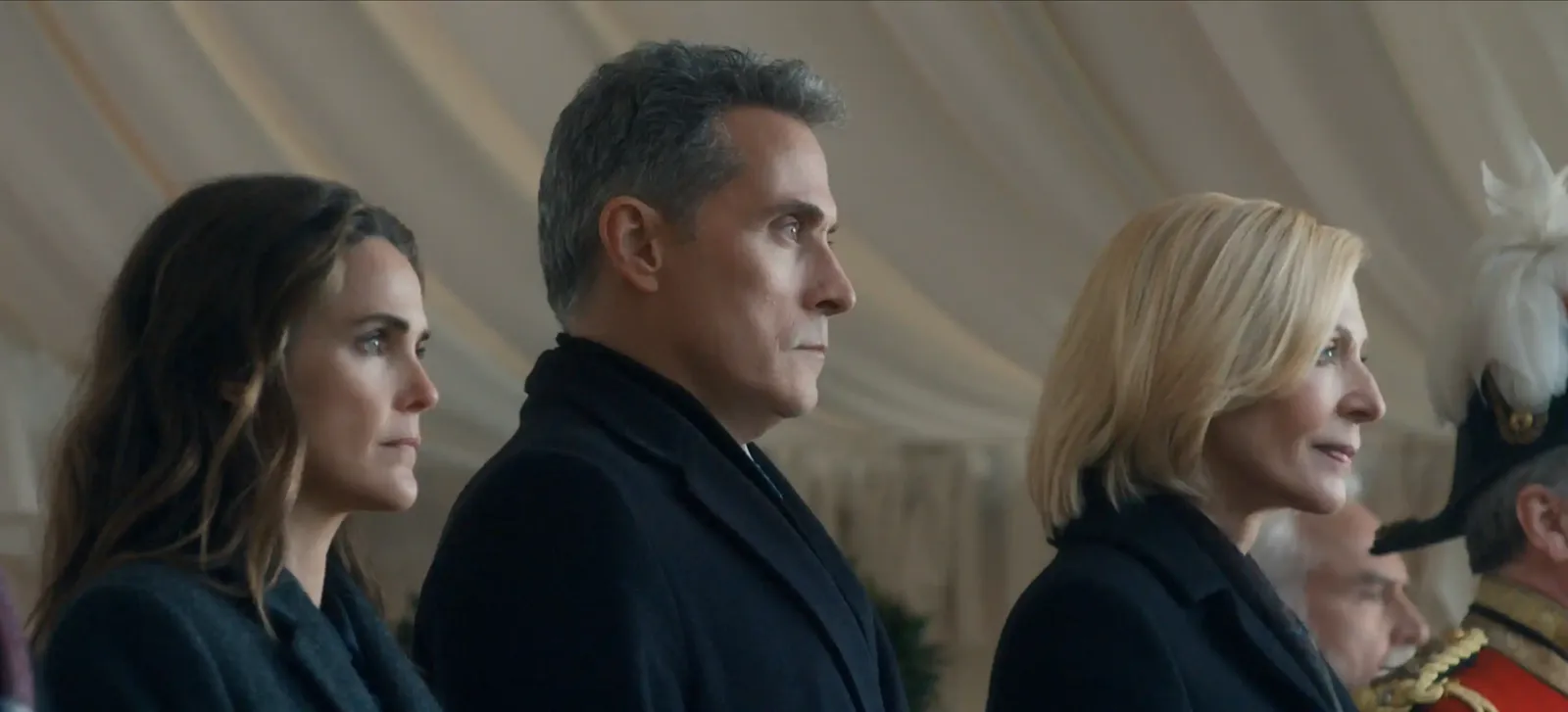 Keri Russell, Rufus Sewell y Allison Janney juntos en un acto oficial en The Diplomat temporada 4