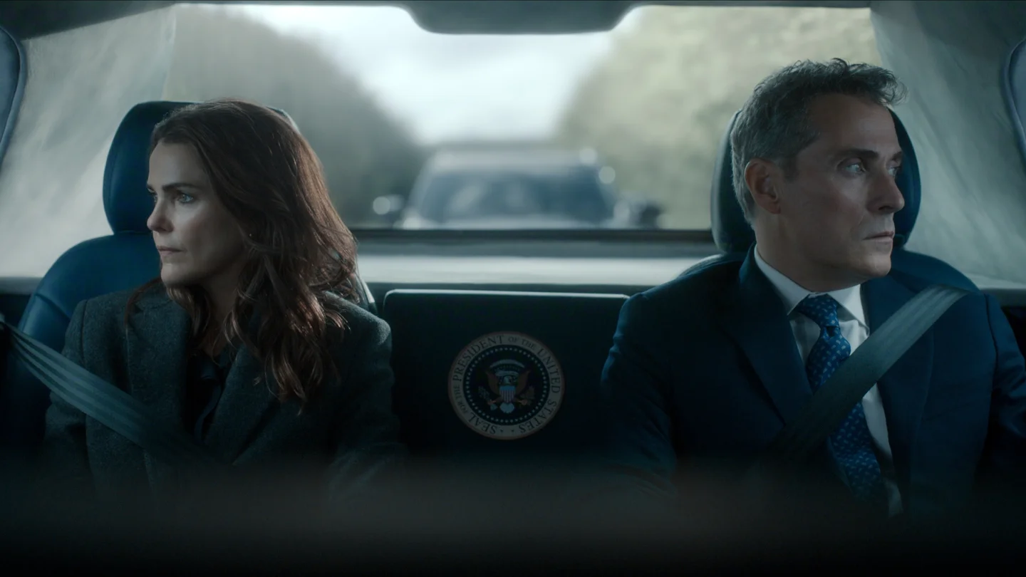 Keri Russell y Rufus Sewell como Kate y Hal Wyler en el auto presidencial en The Diplomat temporada 4