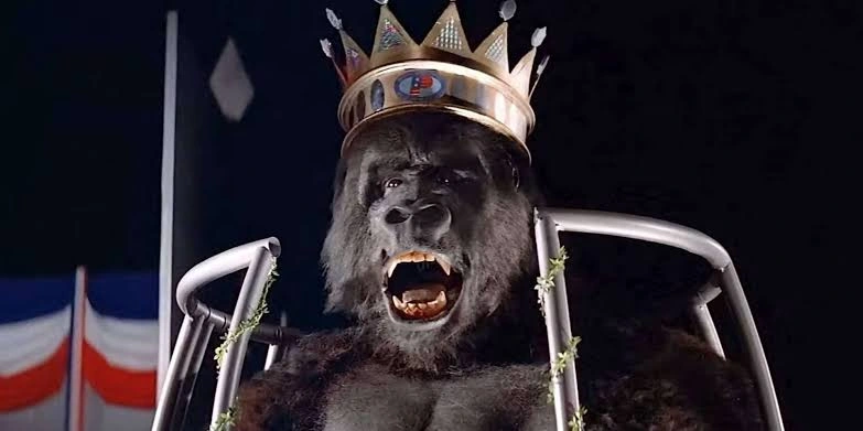 King Kong con la corona de Petrox en la película de 1976, con vocalizaciones de Peter Cullen