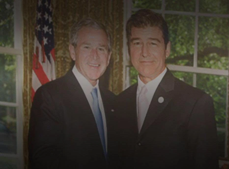 Foto de Hal Jordan junto a George W. Bush en la pared de su casa en Lanterns