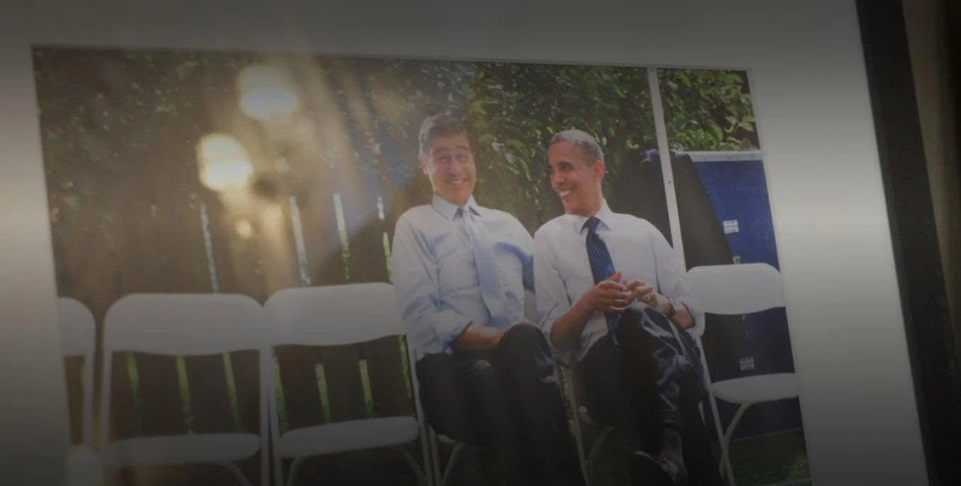 Foto de Hal Jordan sentado junto a Barack Obama, easter egg de Lanterns