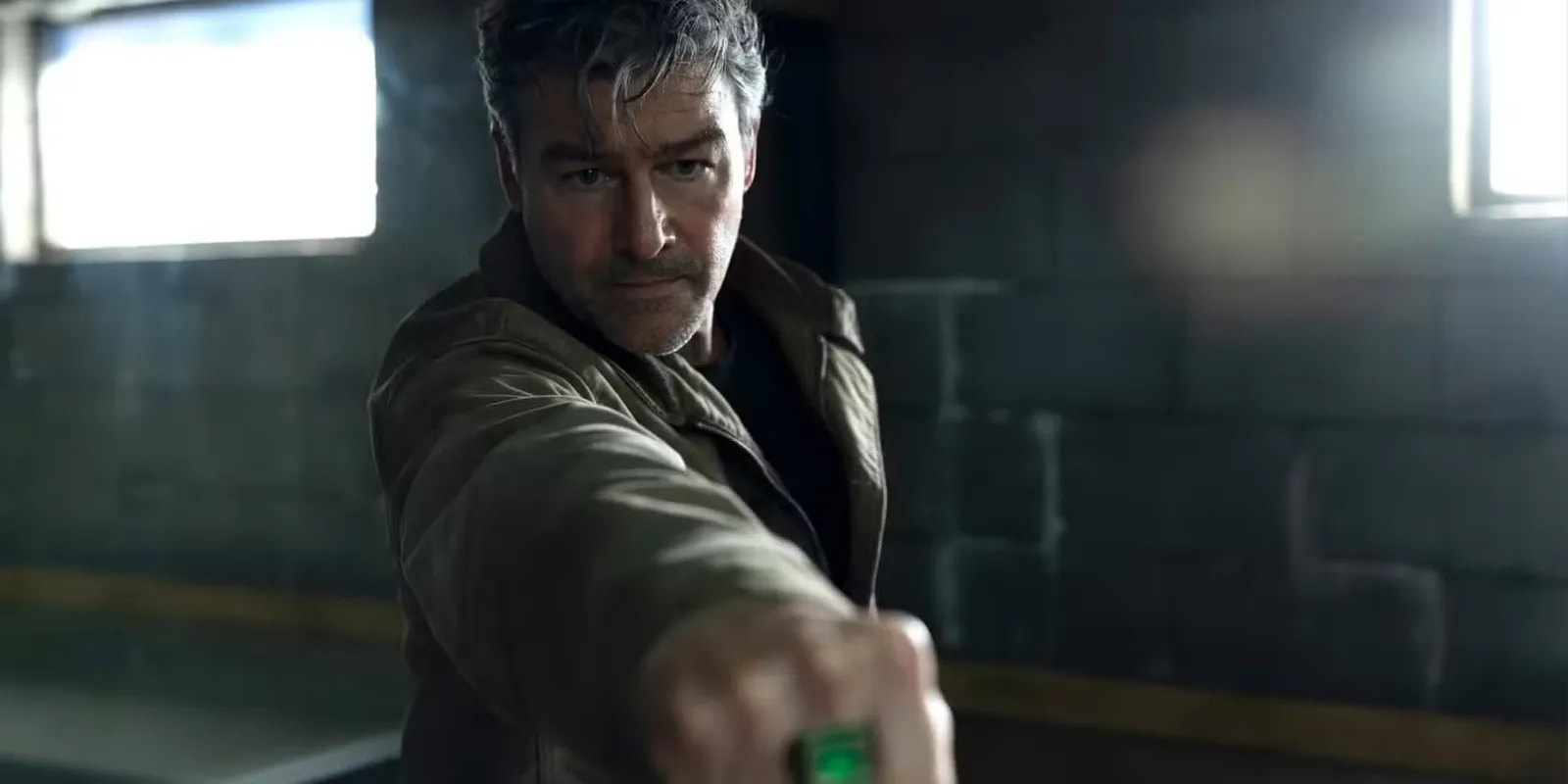 Hal Jordan extiende el puño con el anillo verde encendido en el episodio 1 de Lanterns