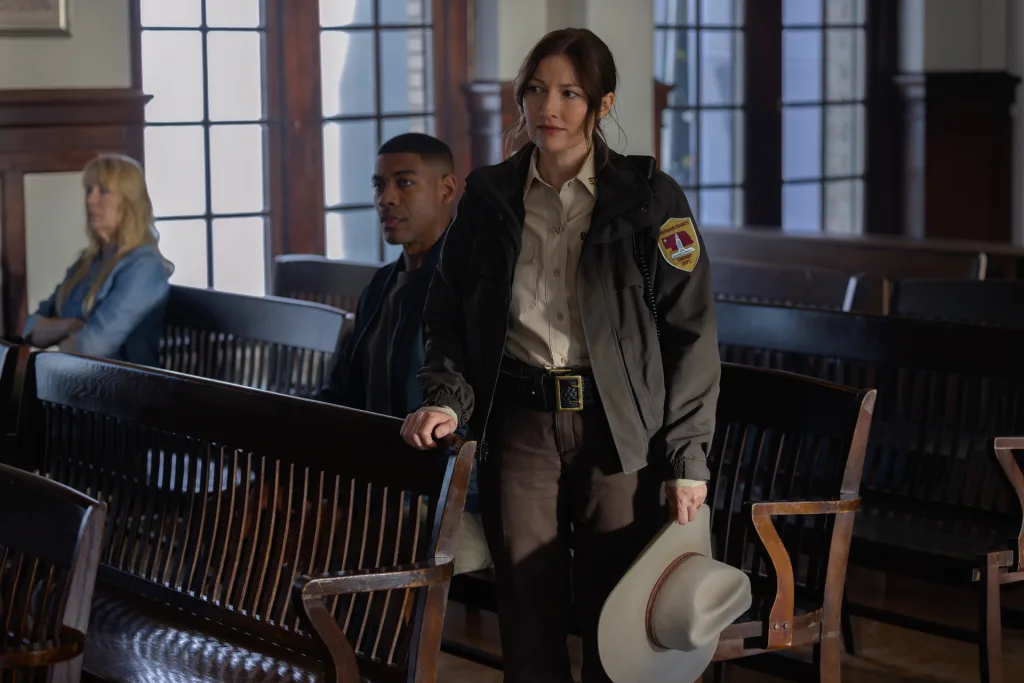 La sheriff Kerry Kane camina por una sala en el episodio 2 de Lanterns