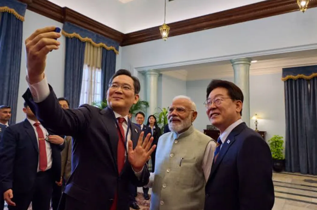Lee Jae-yong, presidente de Samsung, saca una selfie del presidente surcoreano Lee Jae Myung y el primer ministro indio Narendra Modi con un Galaxy Z Flip 7