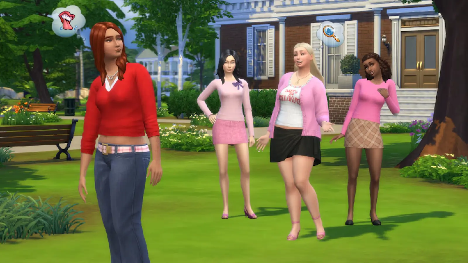 Sims vestidos con los looks rosas de Mean Girls en el jardín de una casa de Los Sims 4