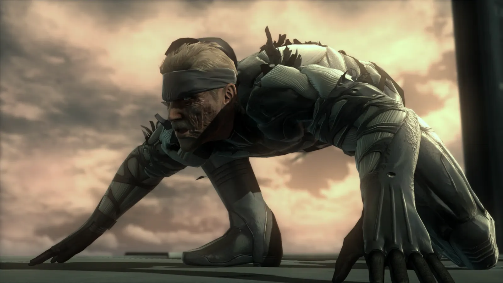 Old Snake avanzando a cuatro patas con el sneaking suit dañado en Metal Gear Solid 4: Guns of the Patriots