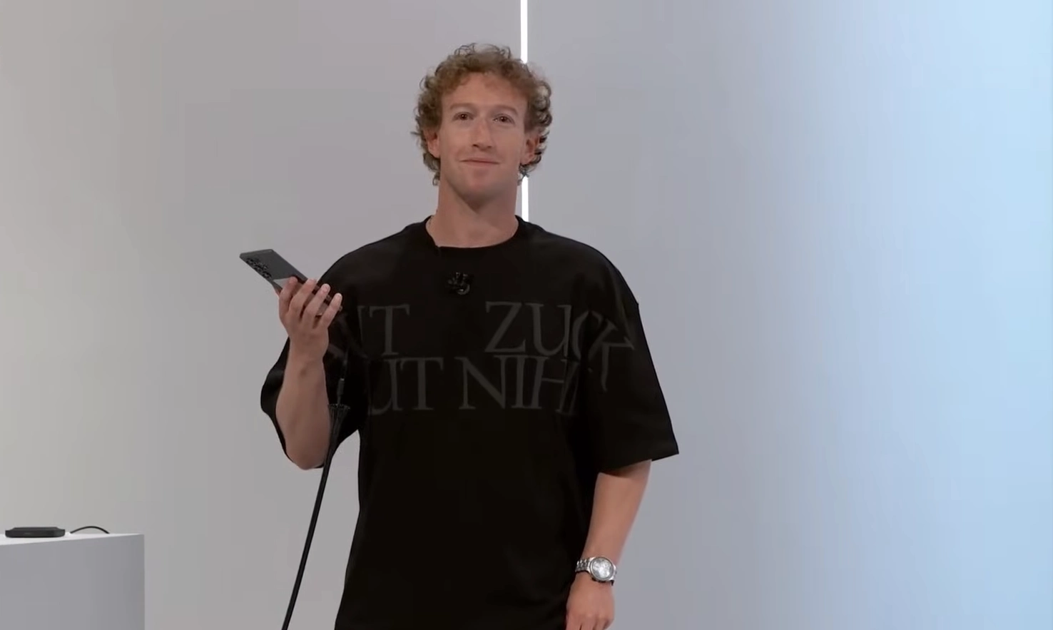 Mark Zuckerberg con un celular Samsung
