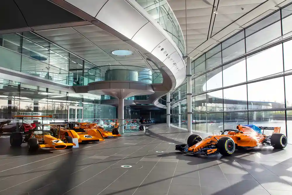 Interior del McLaren Technology Centre en Woking con autos de Fórmula 1 en exhibición