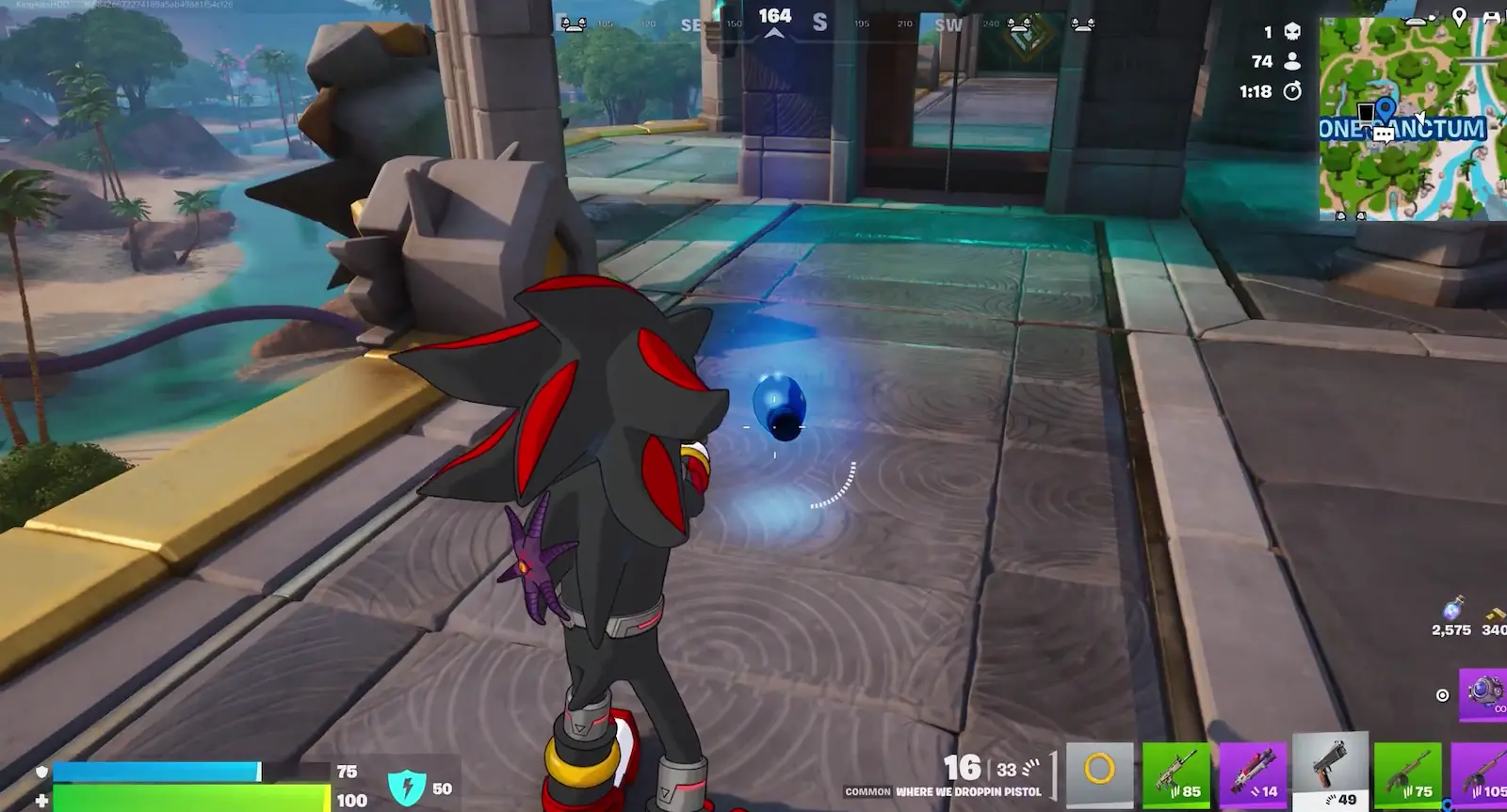 Un jugador con la skin de Shadow se acerca al Mega Buster tirado en el suelo en Fortnite