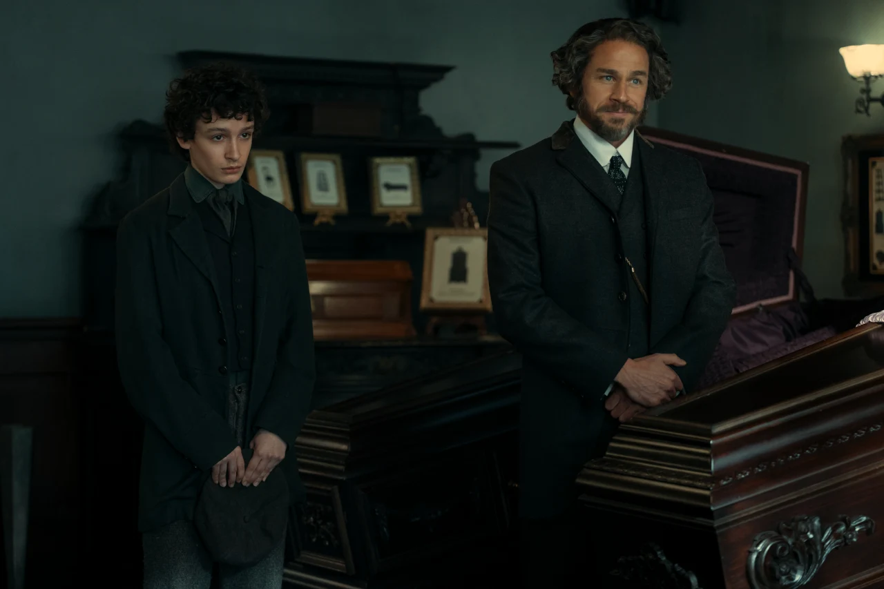 Charlie Hunnam como Andrew Borden y Oliver Spenceman como Stephen en Monster: The Lizzie Borden Story