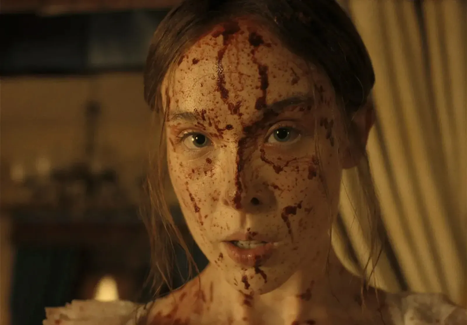 Ella Beatty ensangrentada como Lizzie Borden en Monster: The Lizzie Borden Story